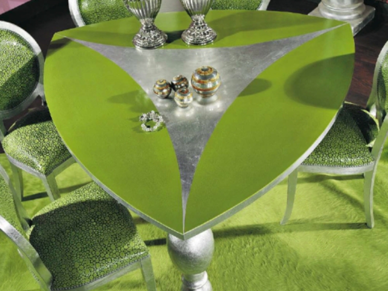 Зеленый стол треугольной формы 