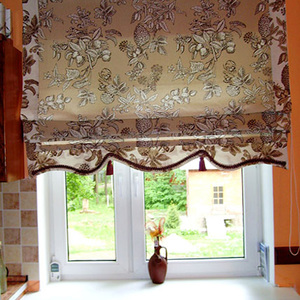 Римская штора на окне кухни