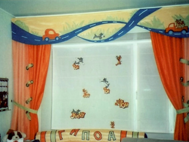 Ламбрекен на окне детской комнаты