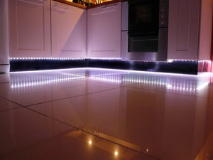 Светодиодная подсветка шкафов на кухне
