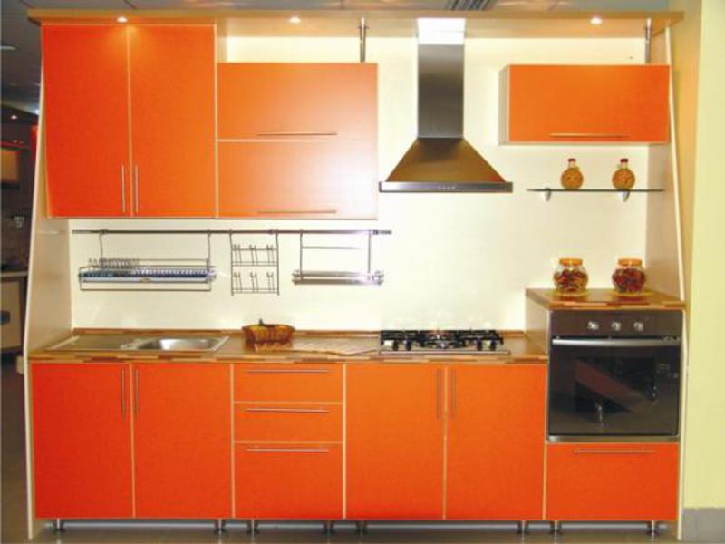 Кухня эконом класса апельсинового цвета