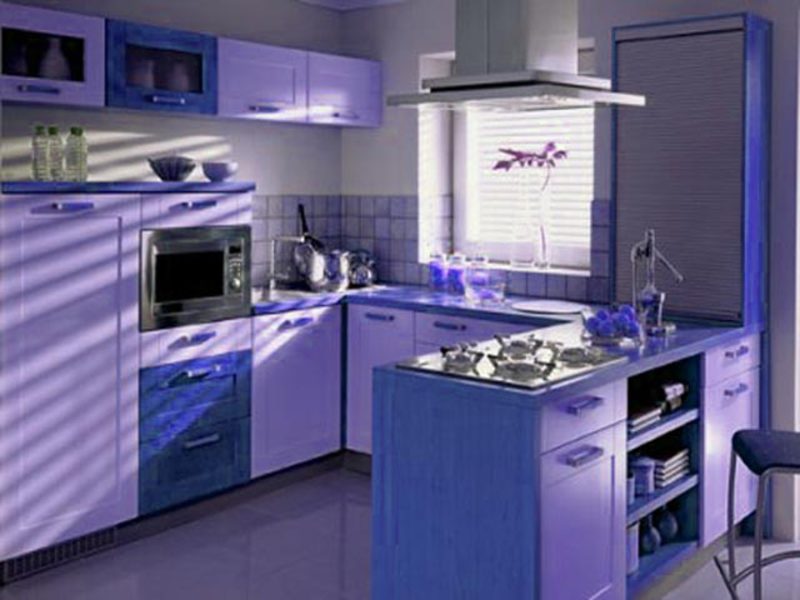 Кухня с островом голубого цвета