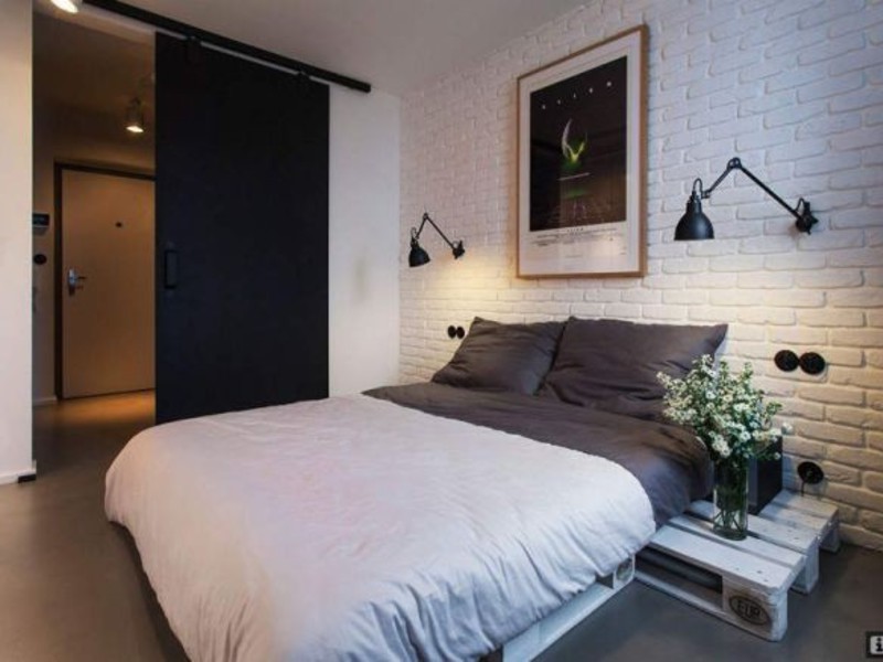 Спальня с оформлением из белого кирпича