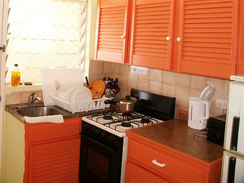 Маленькая кухня с интерьером в оранжевом цвете