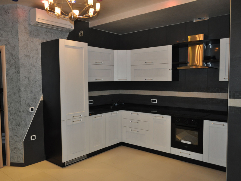 Встроенный холодильник в черно-белую кухню