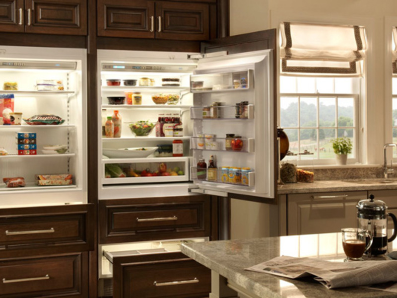 Холодильник встроенный в кухонный гарнитур
