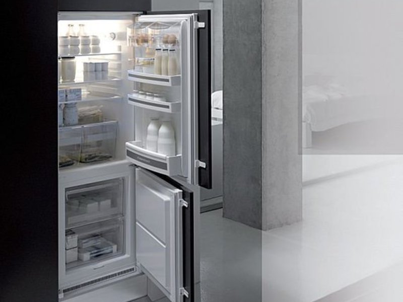 Холодильник встроенный в мебель черного цвета