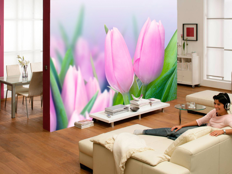 Фотообои с красивыми тюльпанами в гостиной