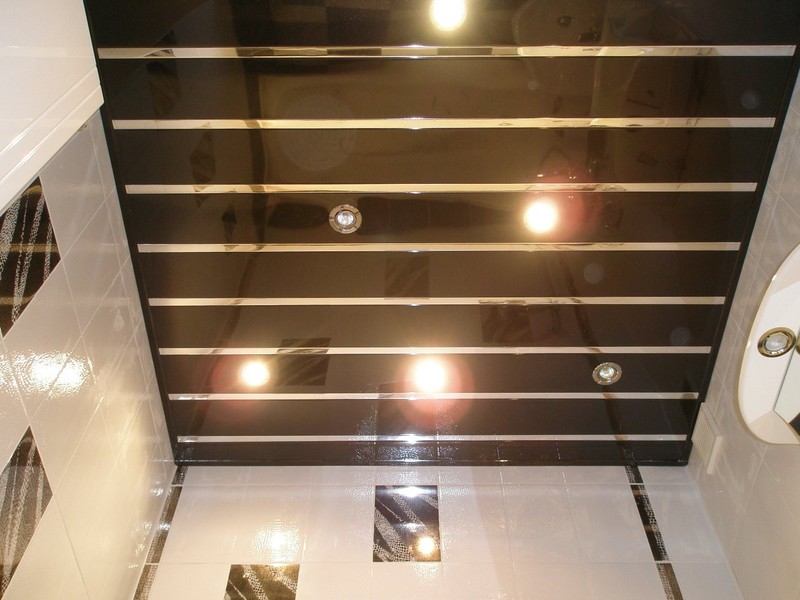 Потолок из черных панелей