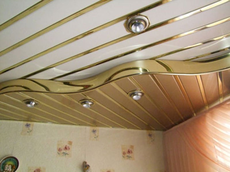 Потолок в ванной в два уровня