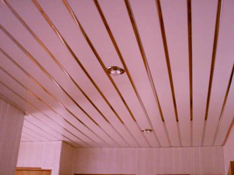 Потолок в ванной розового цвета