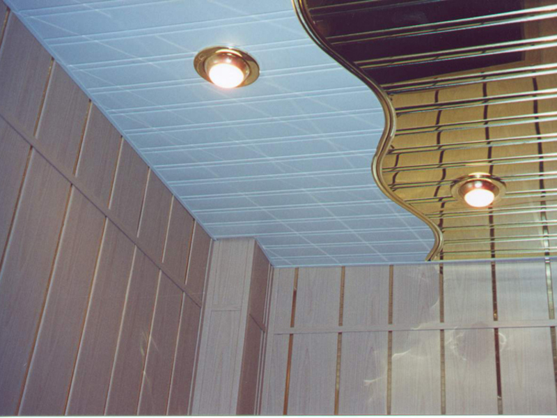 Потолок в ванной в двух цветах