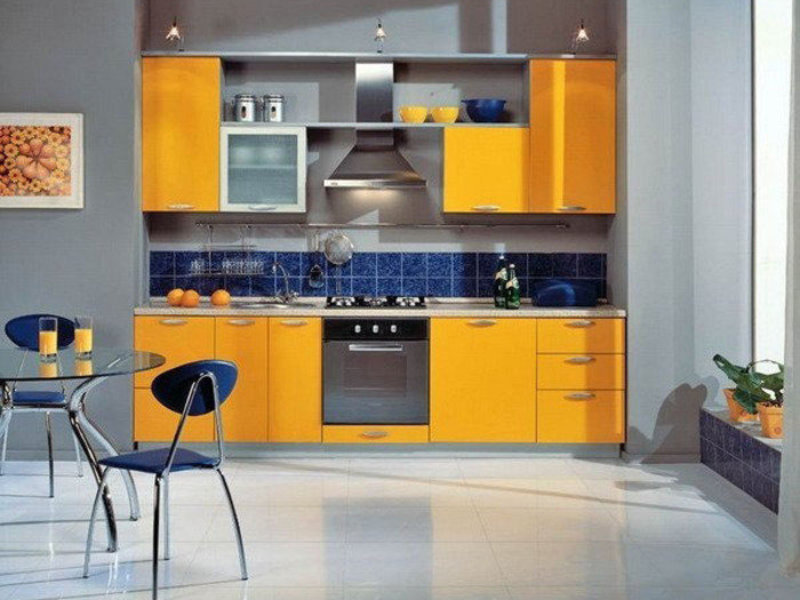 Оранжевая кухня с синим