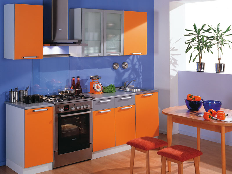 Сочетание оранжевого с синим в интерьере кухни