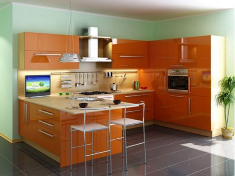 Оранжевая кухня с зеленым