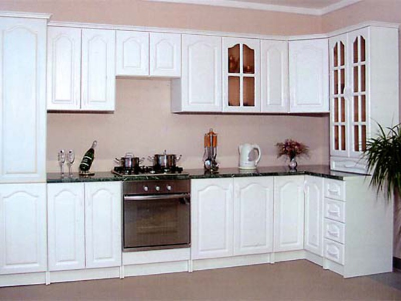 Кухонная мебель белого цвета