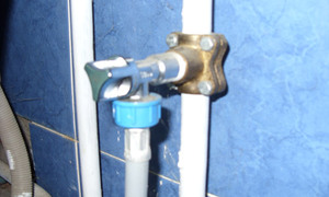 Пример подключения к водопроводу при помощи обжимной муфты