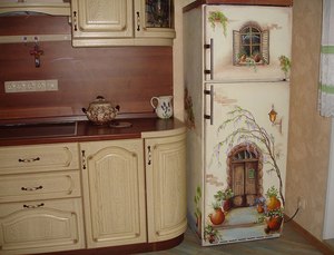 Холодильник в прованской кухне