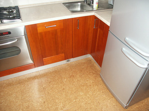 Пробковый пол на кухне выглядит стильно и практично