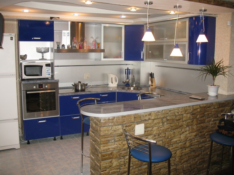 Кухня в синих тонах и барная стойка прекрасно гармонируют