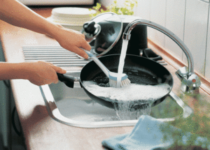 Как очищать нагар от сковороды
