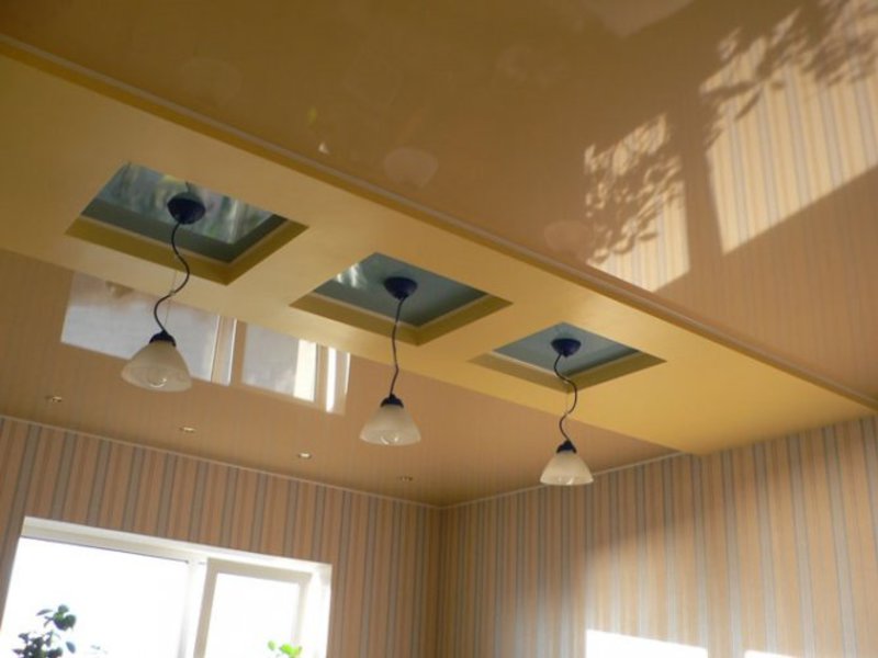 Потолок с лампами