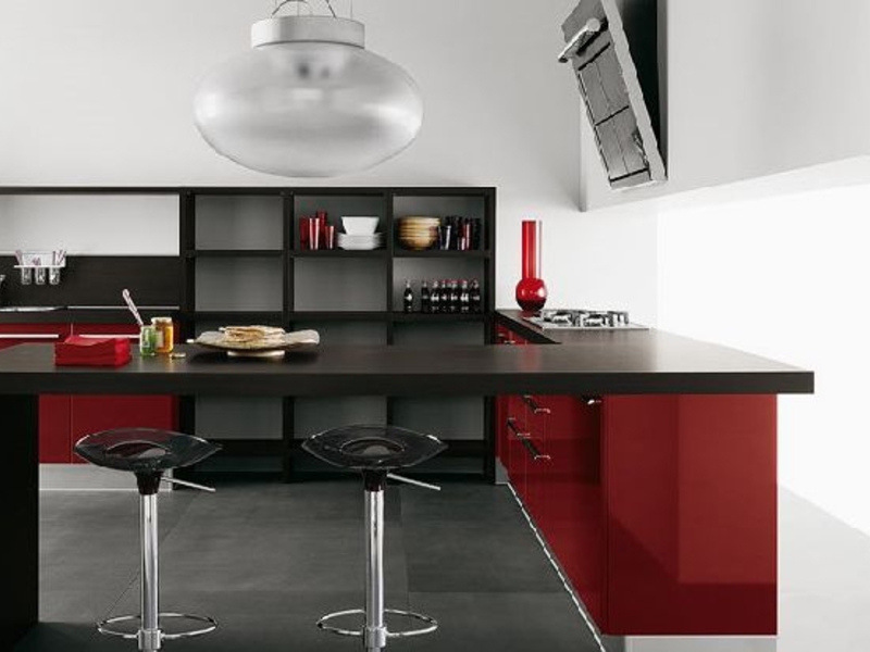 Черно-красная кухонная мебель