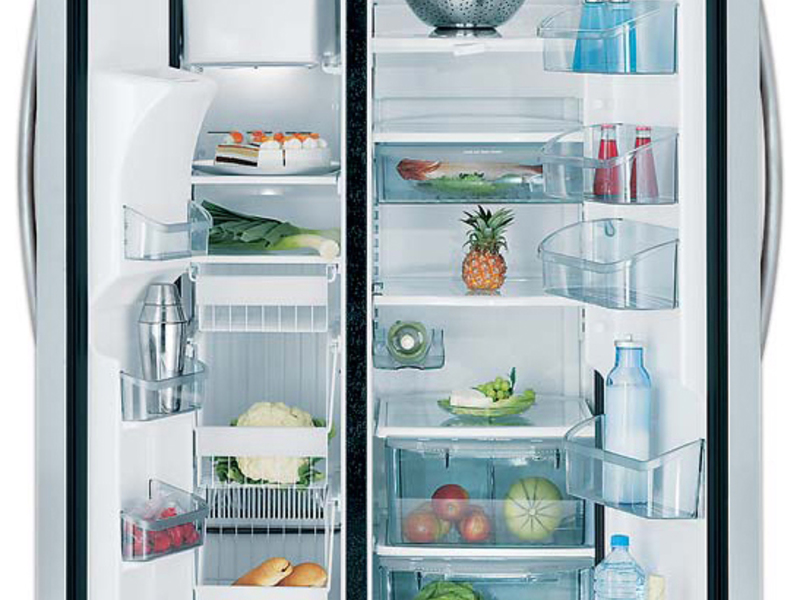 Новый вместительный холодильный шкаф