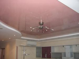 Розовый цвет потолка на кухне