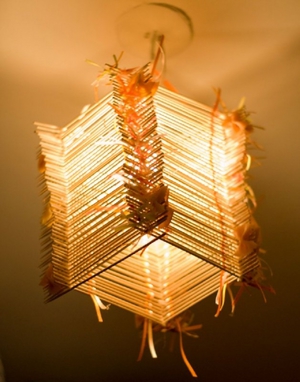 Люстра из бамбуковых палочек - легкий плафон, который сможет сделать каждый