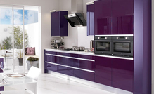 Вид фиолетовой кухни