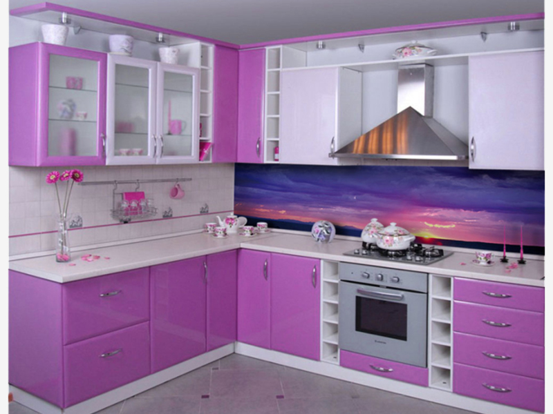 Угловая нежно-лиловая кухня