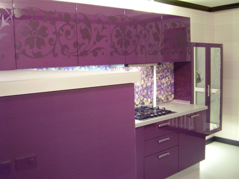 Сочный фиолетовый цвет на кухне