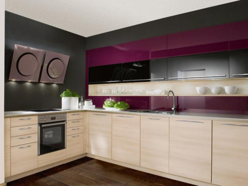 Фиолетовый и кремовый цвет кухни