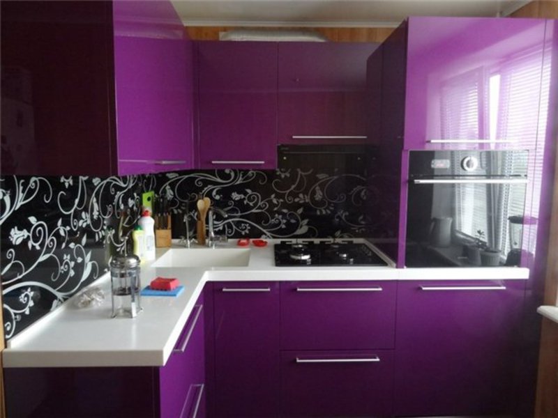 Темно-фиолетовая кухня