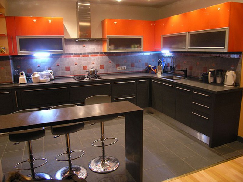 Оранжевый фасад стильной кухни