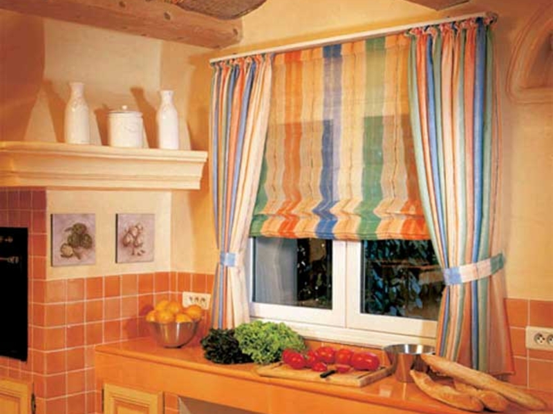 Кухонное окно оформлено римской шторой