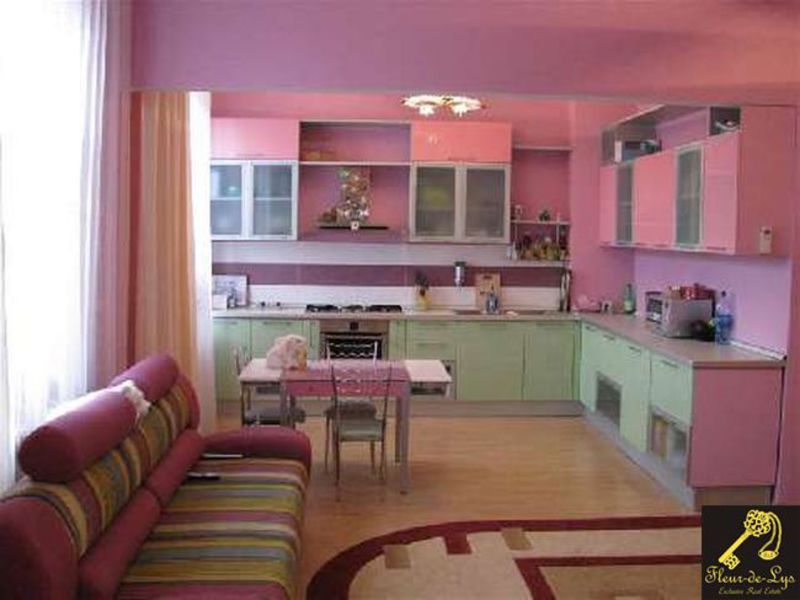 Кухня и гостиная в розовом цвете