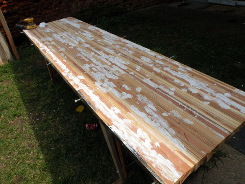 Деревянный стол без покрытия лаком