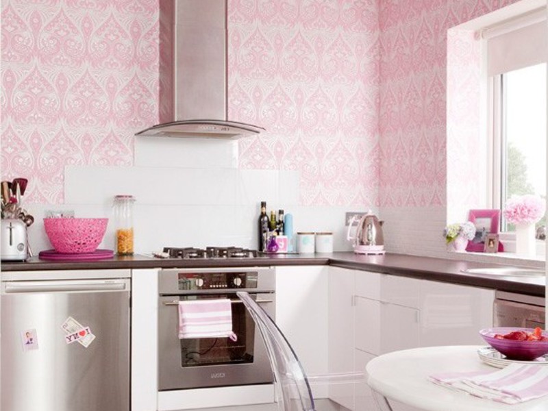 Розовые обои с рисунком для кухни