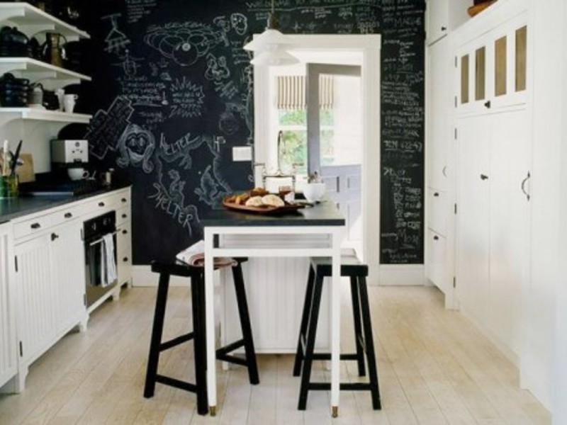 Акцентная стена черного цвета на кухне