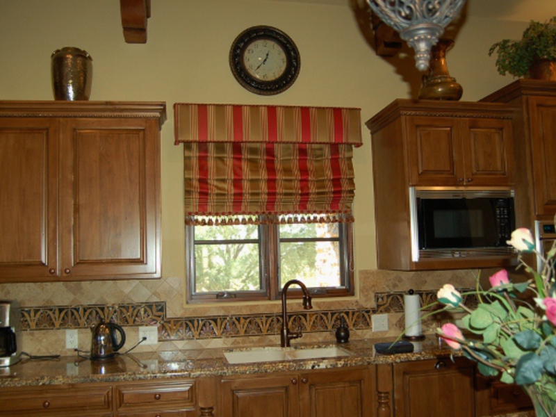 Римские шторы в интерьере кухни